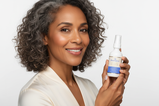 Femme métisse tenant la crème Anti-Aging Bloomiglow